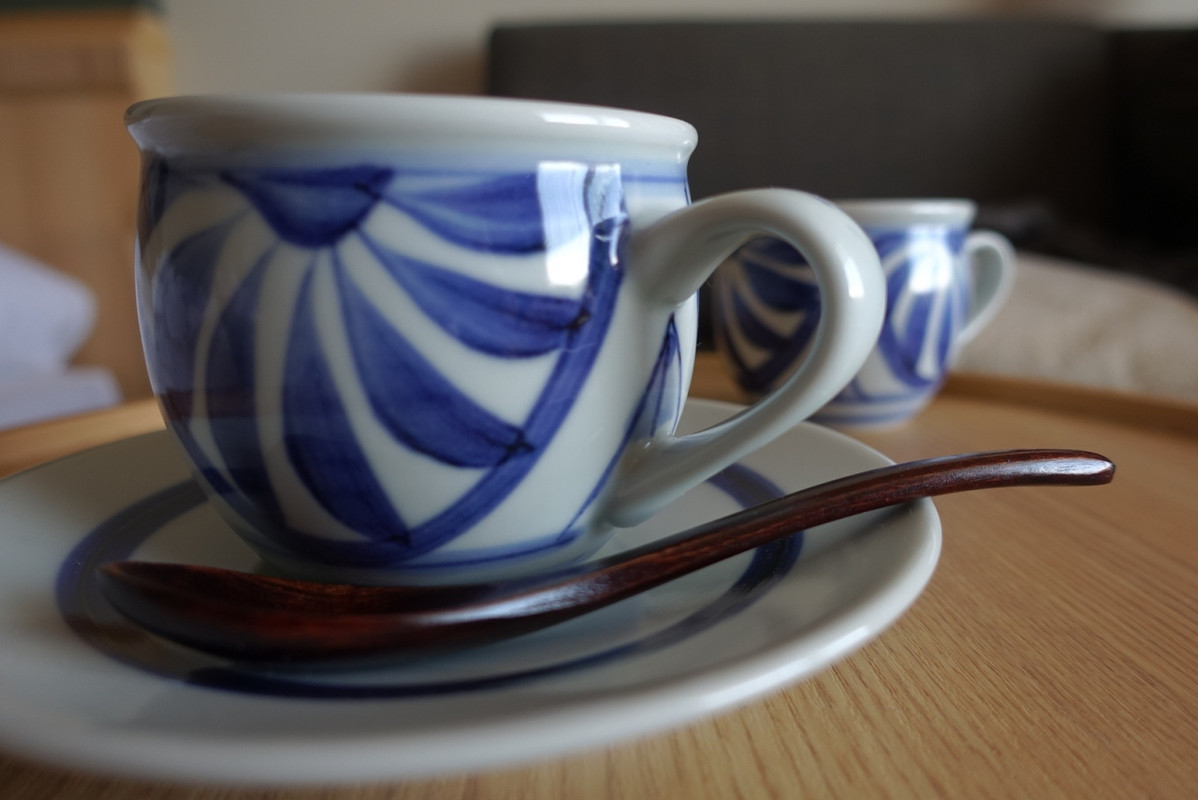 砥部焼のカップでコーヒー