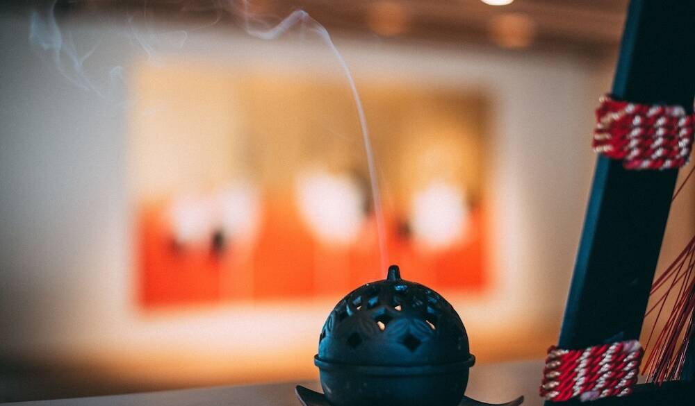 お香の香りに迎えられ
ゆったりとチェックイン / 1