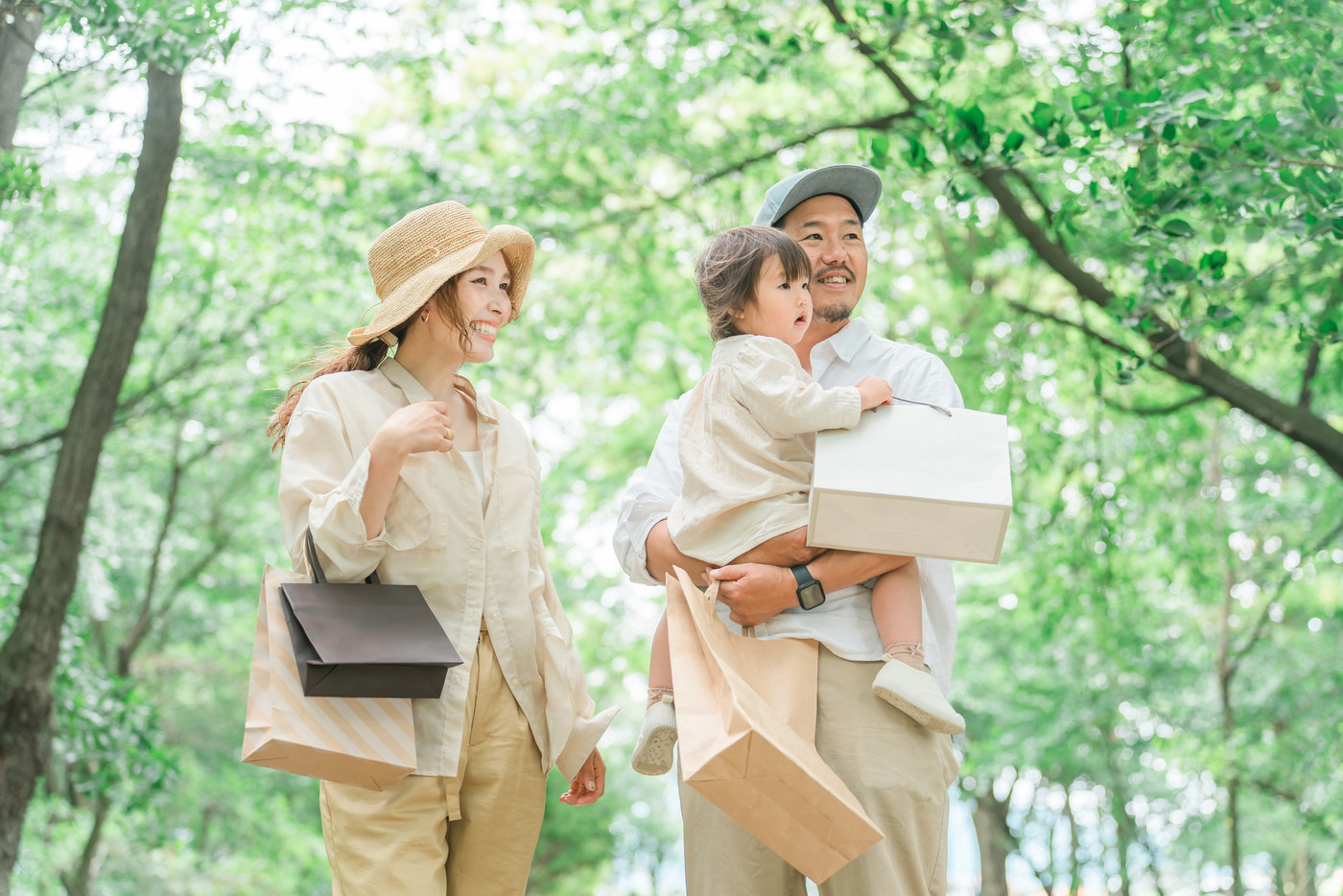 アウトレットモール・買い物・ショッピングをする家族・ファミリー・夫婦