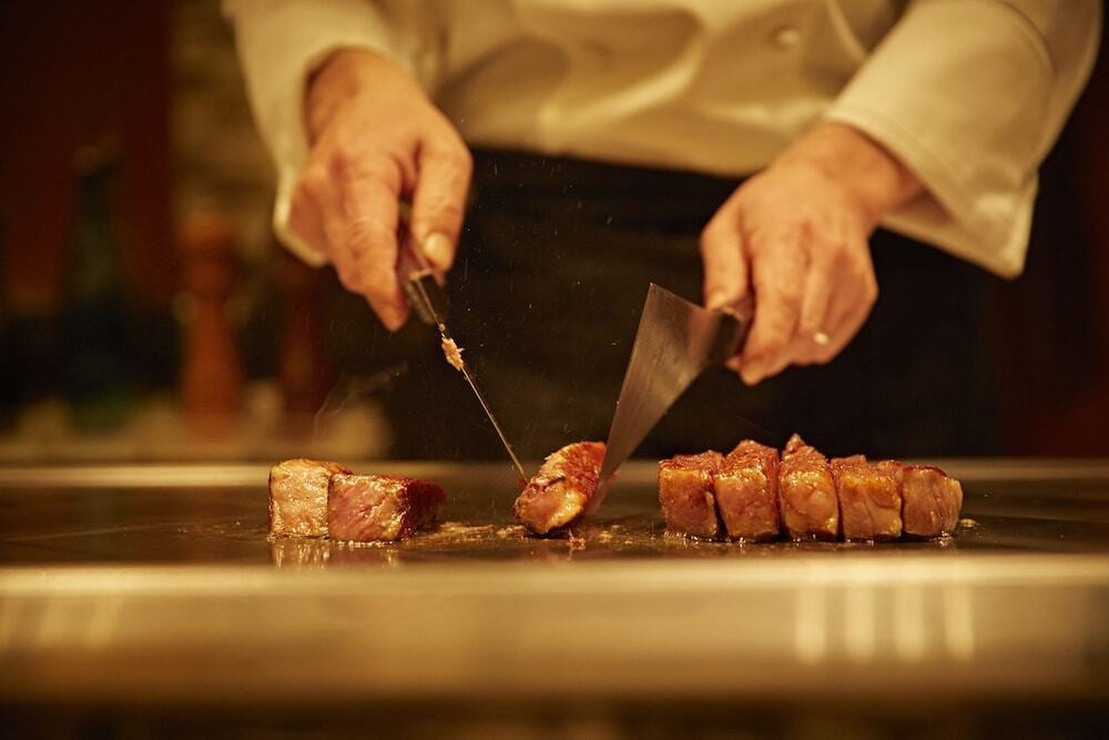 別棟「ザ クラブ」　鉄板焼き「山吹」