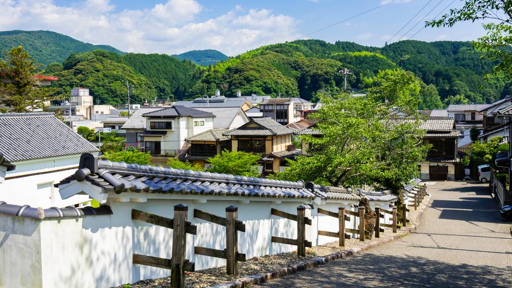 白壁が残る町並み / 3