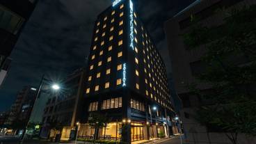 施設の正面 (日没後) / 1