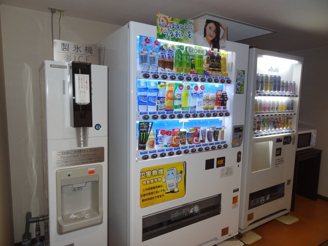 自販機コーナー・製氷機(無料)と電子レンジを配備。