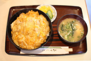 「いろは食堂」料理 1060183 親子丼。みそ汁と漬け物がついて４５０円。