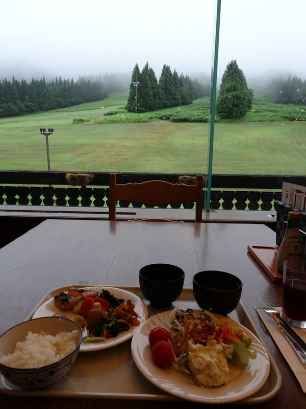 レストランの大きな窓から雄大な景色を見ながら食事できます