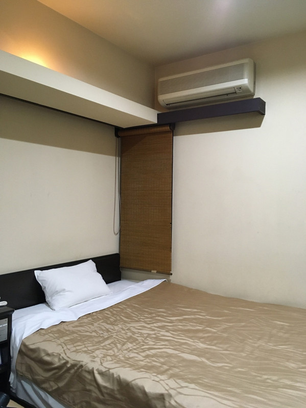 広い方のベッド