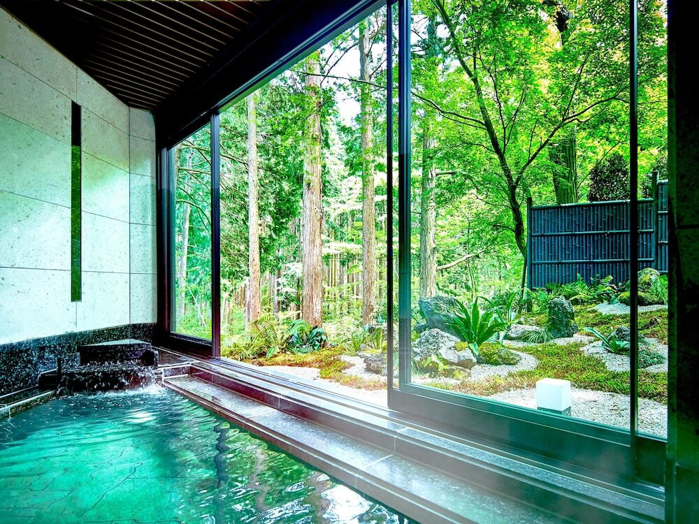 広大な森のほとりに佇む、全7室の大人のための贅沢空間4277423