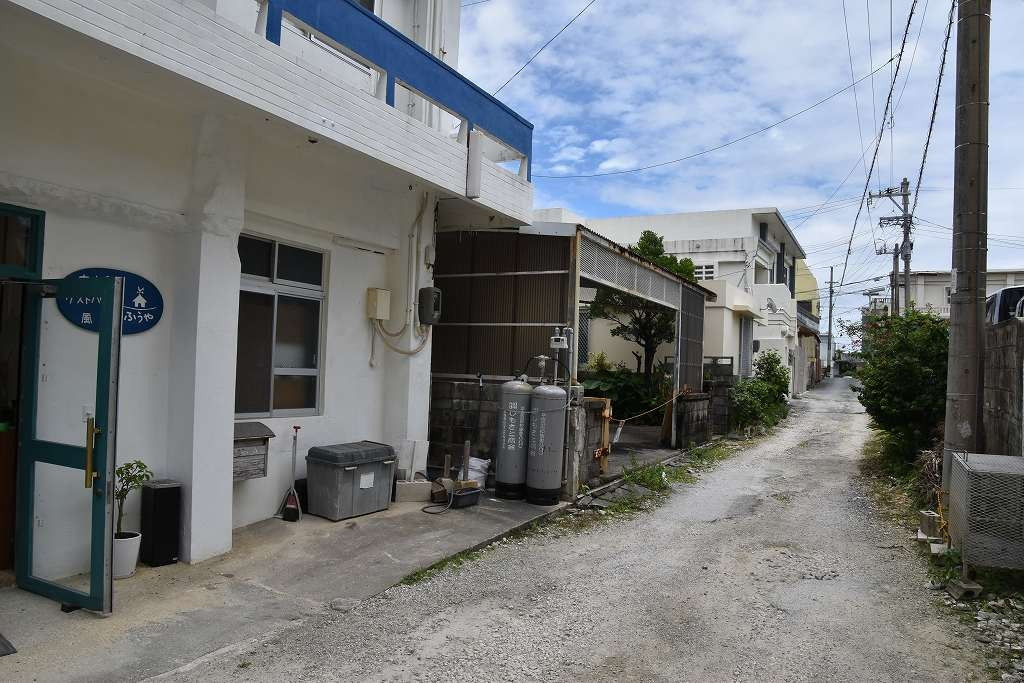 宿に近づく道は未舗装。琉球石灰岩のようなギザギザもあり、不便