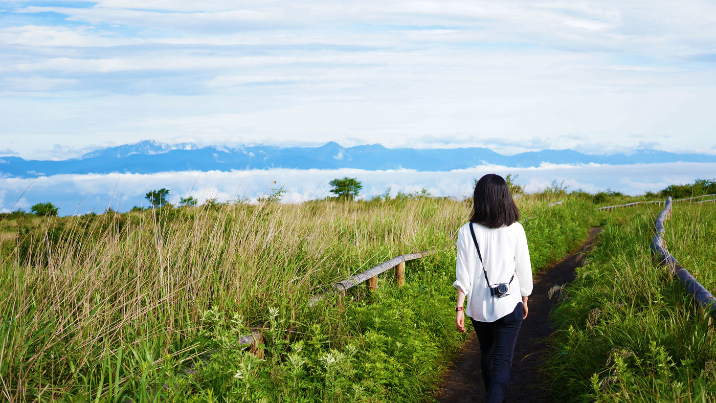 空の上の道を歩く