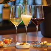 ホテルオークラ京都 岡崎別邸（京都府 リゾートホテル）：ラウンジでは夕方、宿泊者限定のフリーフローサービスを開催。赤白のワインやスパークリングワインを、美しい庭園の風景とともにゆっくり味わって。 / 3