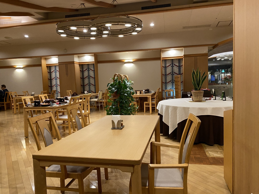 夕食。朝食会場