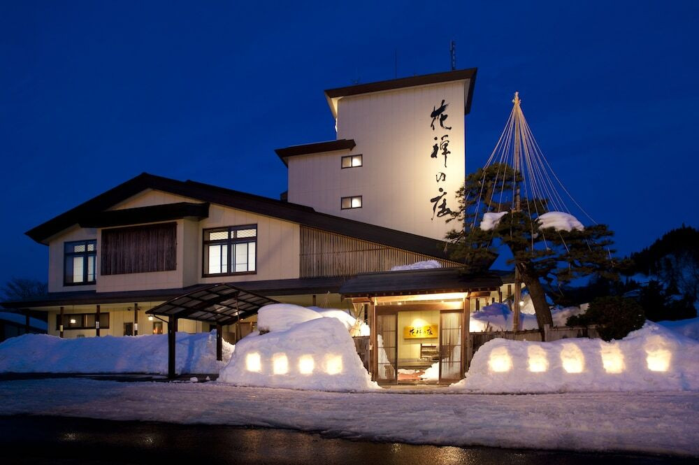 施設の正面 (日没後)