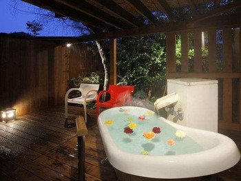 2人を優しく照らす花明りで、幻想的なひとときを3640618