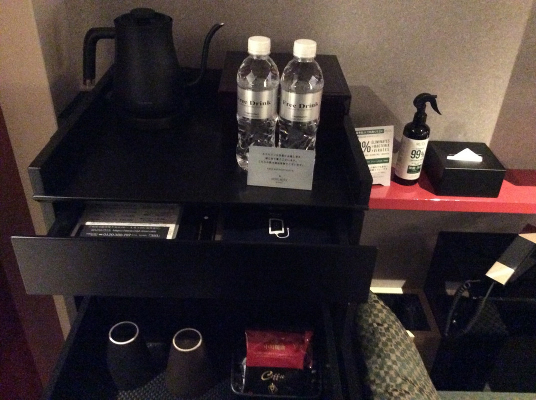 除菌消臭スプレーがここにも。お抹茶が飲める器一式もあり。