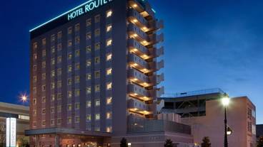 施設の正面 (日没後) / 1