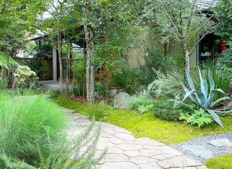 のれんが目印
和の風情漂う宿へin / 4