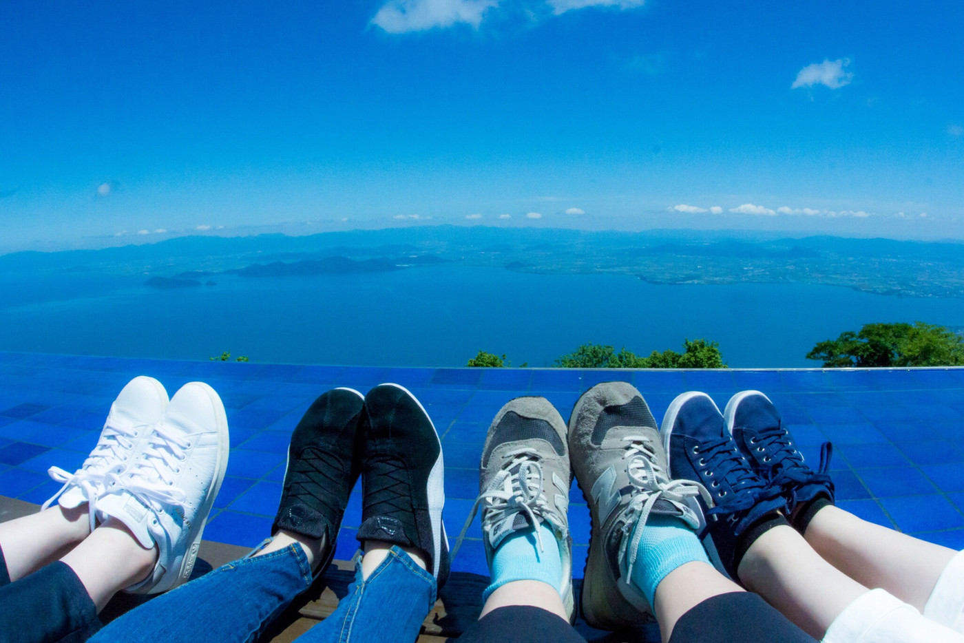 空と琵琶湖とテラスの水が繋がってるみたい