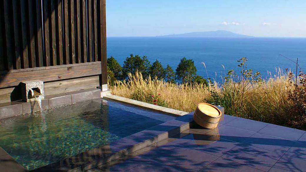 客室露天風呂で
海の景色と温泉を独占 / 1