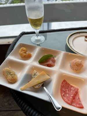 ラウンジで配給される餌・・・