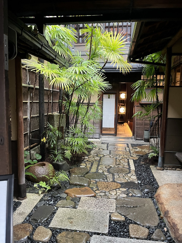 朝食会場の町屋は隣です。ホテル自体は鉄筋。