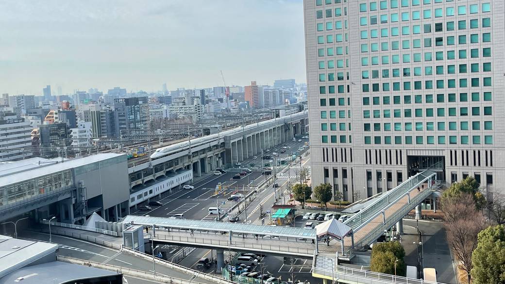 飛行機や電車を臨む
都会的な光景を満喫 / 1