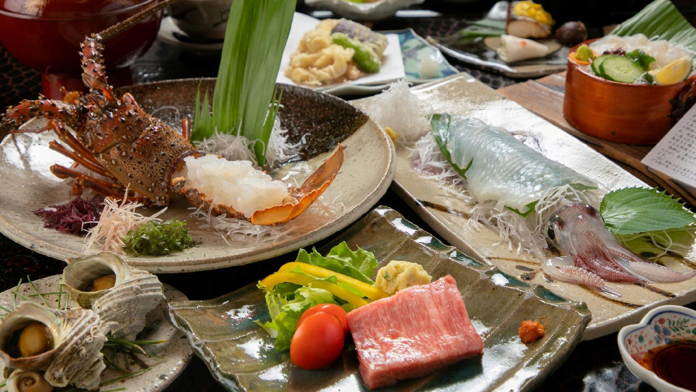 旬のイカや名物「千越大漁盛」などの日本料理が味わえる旅館4229637