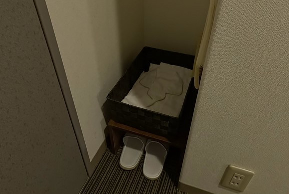 使い捨てスリッパは無し