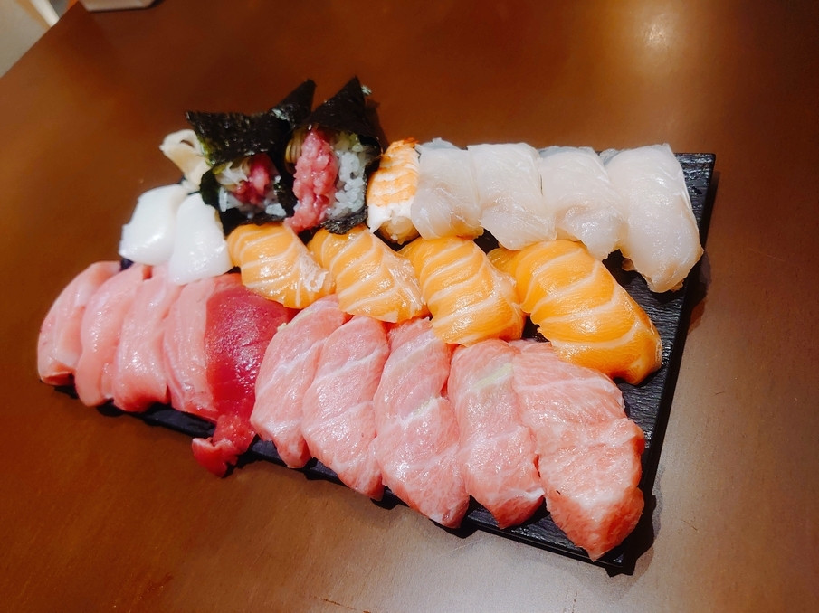 「ホテル瑞鳳」 料理 194964358 目の前でお寿司を握ってくれます。右下は大トロ