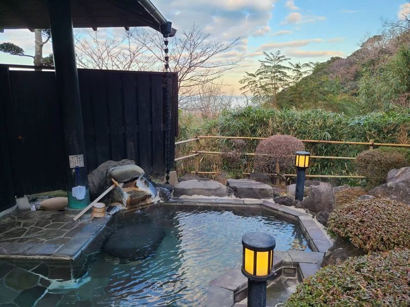 2つの特別室には、内風呂とテラスの露天風呂に加え、庭園露天風呂も備えている。寝湯付きの広々とした湯船で開放感たっぷり / 3