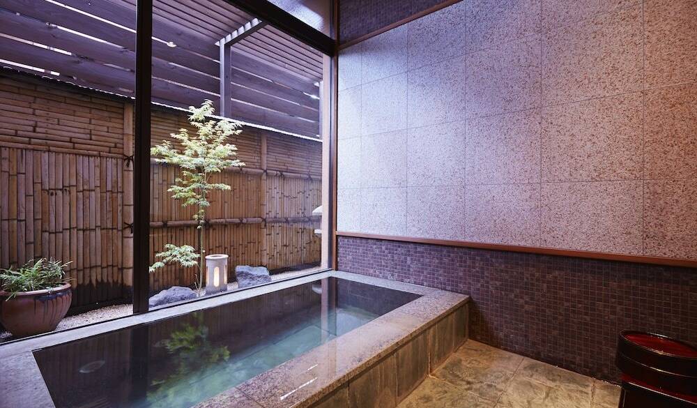 「美肌の湯」で
朝からすっきり
 / 1