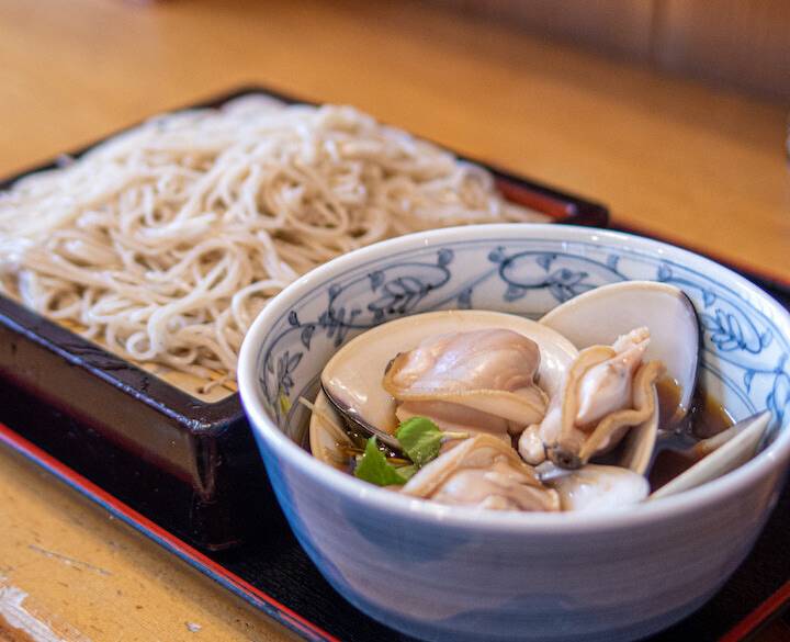 はまぐりの蕎麦が人気
「弁天」で昼食を / 1
