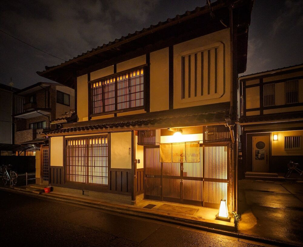 施設の正面 (日没後)