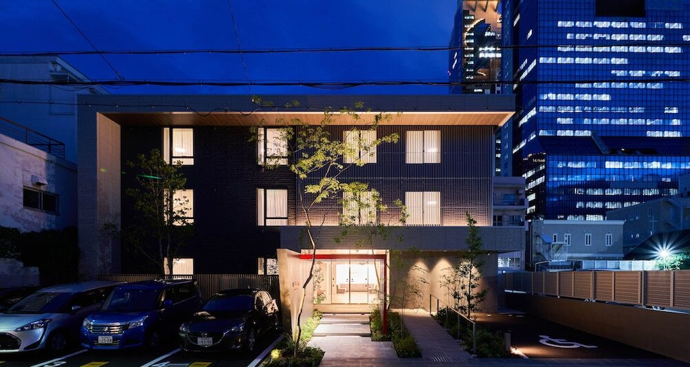 施設の正面 (日没後)