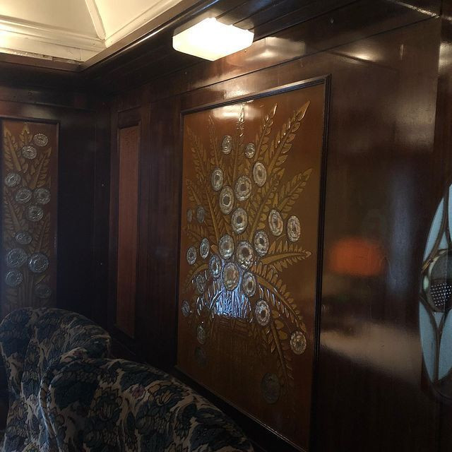 車内に施されたラリックの幻想的な装飾。この車両だけで、150枚以上のガラスパネルが使用されている / 4