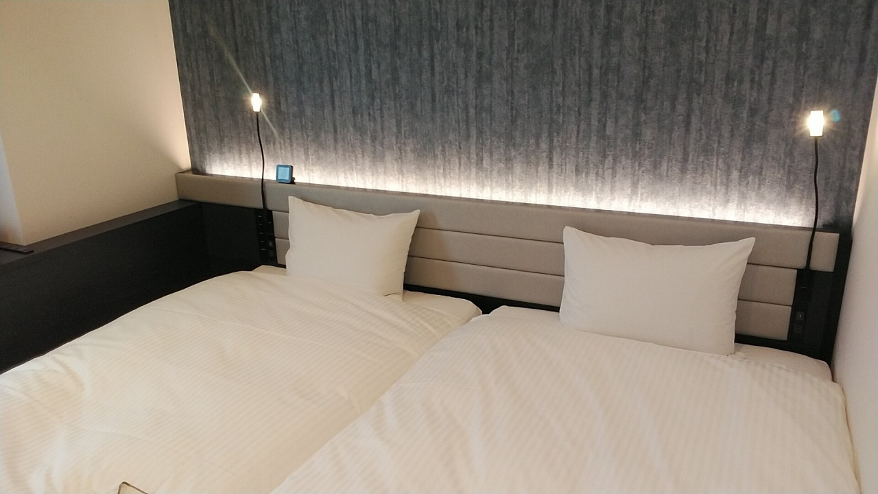 右のベッドは壁についていて使いにくい