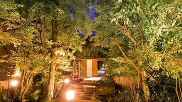 施設の正面 (日没後) / 3