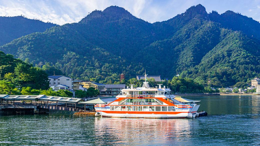 宮島桟橋とフェリー / 1