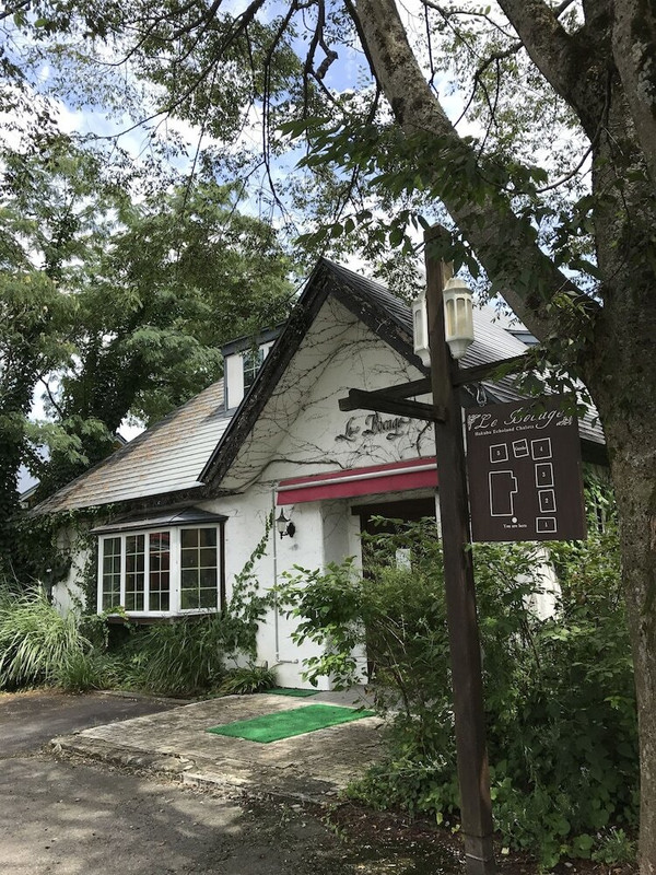 施設の正面 (日没後)