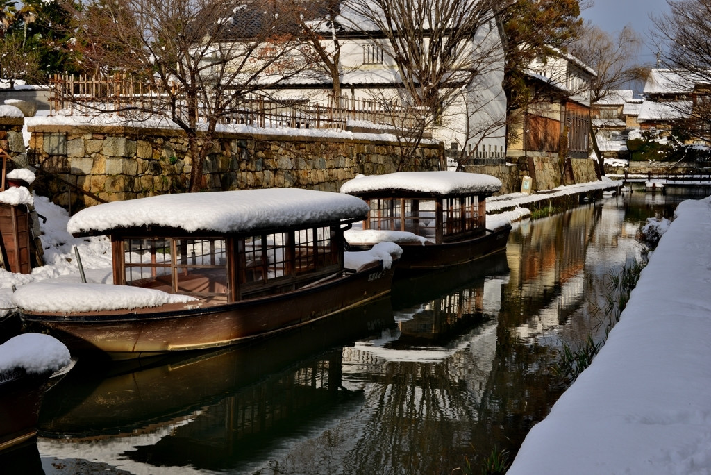 冬でも船は運行！雪景色の八幡堀1173849