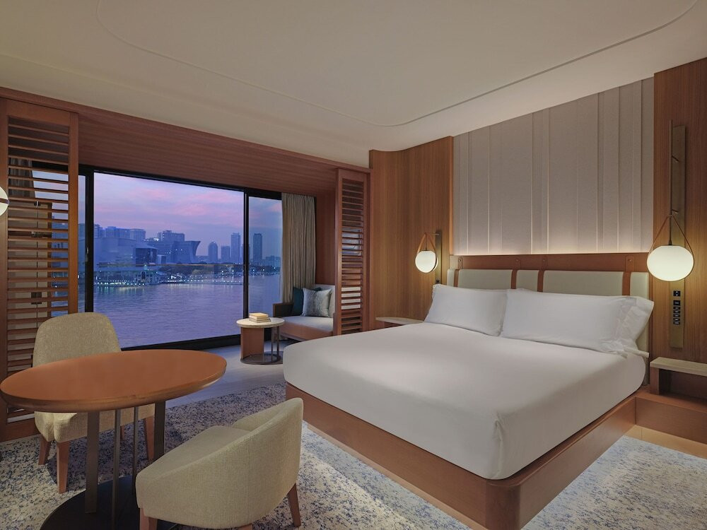 海の迎賓館のよう。船出を眺めて2人の門出を祝う3845198