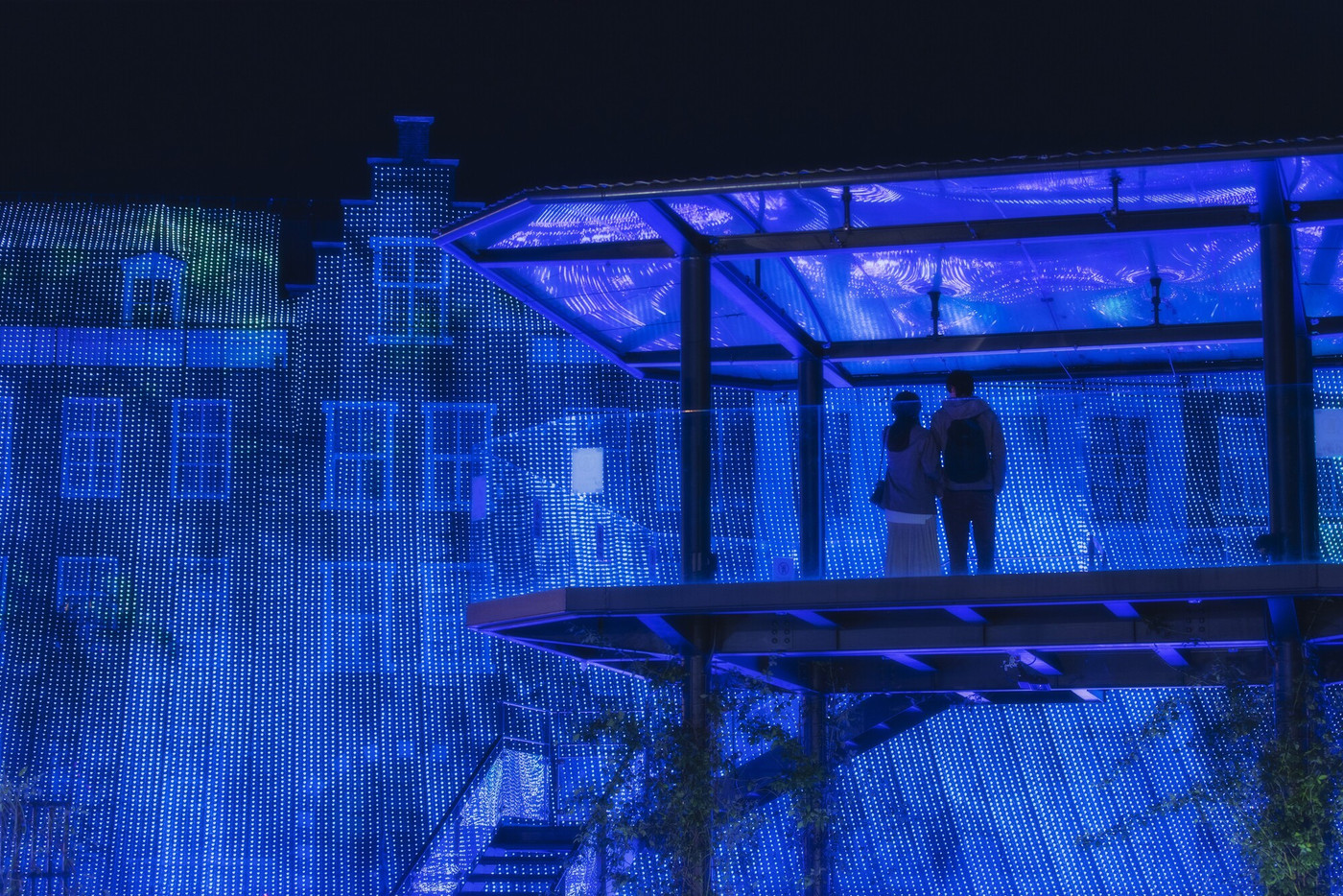 巨大な滝から光が降り注ぐ「光の滝」1955183