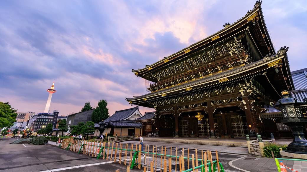東本願寺から見た京都タワー / 2