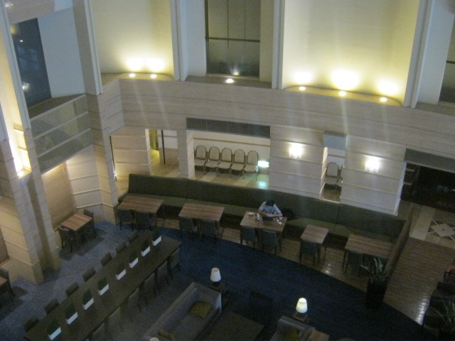 ３F客室通路から眺めた１Fラウンジの様子