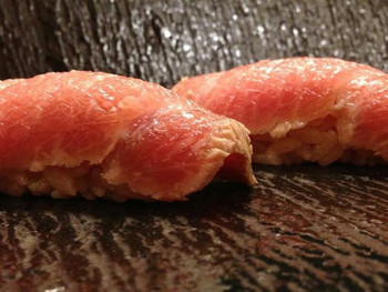 「蔵六雄山」 料理 18590642 大トロをサクヅケにして一晩寝かして握りました。シャリの酸味とマグロの酸味が一体となり、なんとも言えない奥深い味わいに･･･
