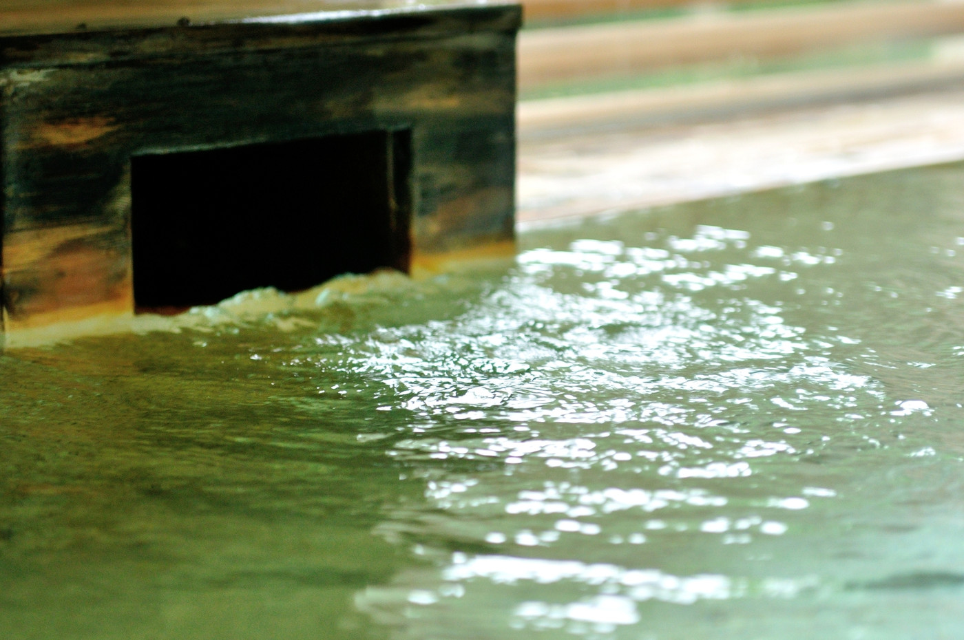 温泉イメージ｜湯面・湯口