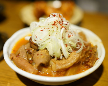 「亀戸ホルモン」料理 1136854 2016.4 名物 煮込み（310円）