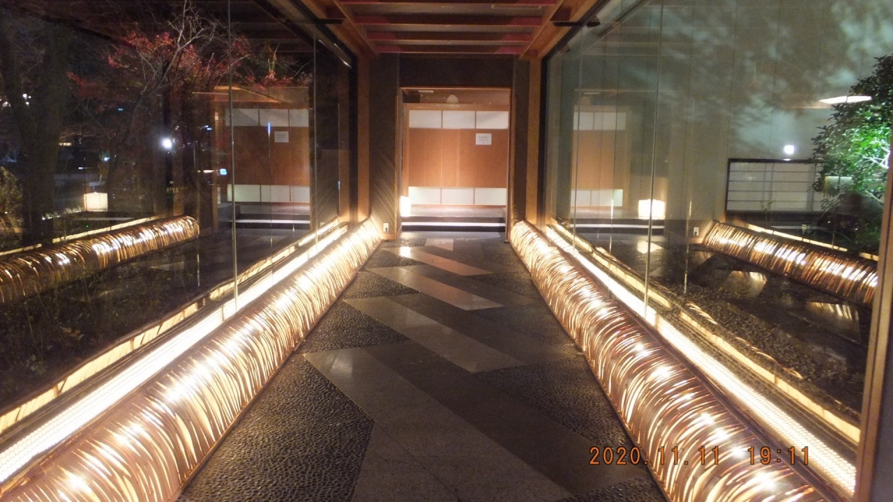 食事処へのアプローチは京風の犬矢来（いぬやらい）の竹垣が光る