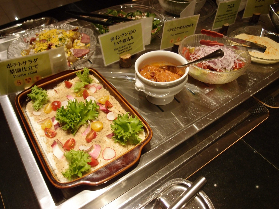 朝食ブッフェのごく一部分。綺麗、美味、種類多しで大変満足