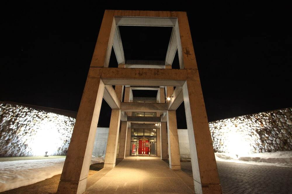 施設の正面 (日没後)