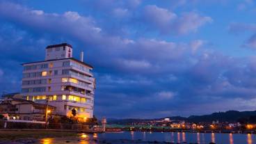 施設の正面 (日没後) / 1